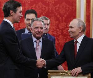El presidente de Rusia, Vladimir Putin, al dar la bienvenida al yerno de Donald Trump Jared Kushner y al enviado presidencial de EE.UU., Steve Witkoff.