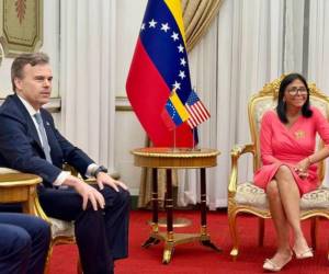 La presidenta encargada de Venezuela, Delcy Rodríguez, recibió este viernes al nuevo encargado de negocios de Estados Unidos en Caracas, John Barrett.