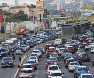 Por Tegucigalpa circulan más de 900 mil vehículos diariamente. Más de medio millón de personas se movilizan en transporte público, algunos en buses y otros en taxi.