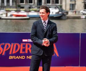 Callum Turner, Aaron Taylor-Johnson, Jacob Elordi, Theo James y Tom Holland, son nombres que han sonado fuerte para tomar el relevo de Daniel Craig como James Bond, pero de todos, Holland ha sido el menos discreto.