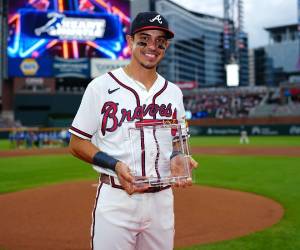 El homenaje al hondureño se produjo durante la serie de los Bravos contra los Dodgers de Los Ángeles.