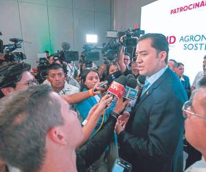 Héctor Zelaya en su disertación en la ciudad de San Pedro Sula.