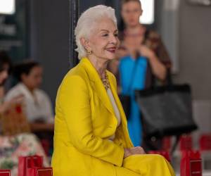 Carolina Herrera representa un modelo poco frecuente en la moda contemporánea: el de una creadora que ha sabido construir un universo propio sin renunciar a la coherencia ni a la discreción
