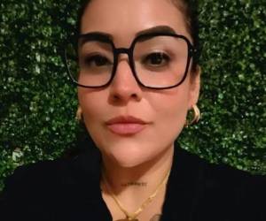 Un impactante video ha circulado en redes sociales y muestra el momento en que hombres armados y uniformados ingresan por la fuerza a la casa de la periodista Roxana Guzmán y bajo amenazas se la llevan. Eso es lo último que se sabe de ella. Aquí los detalles de qué pasó y quién es la comunicadora.