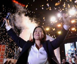 Keiko Fujimori, la hija y heredera política del expresidente Alberto Fujimori (1990-2000), será la presidenta de Perú tras ganar las elecciones en su cuarto intento, un objetivo al que destinó su vida con una estoica paciencia y perseverancia propia de sus raíces japonesas, sin desistir pese a sufrir tres derrotas en segunda vuelta, enemistarse con su hermano y pasar casi año y medio en la cárcel.