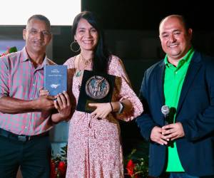 La lluvia no detuvo la inauguración del Festival Internacional de Poesía Los Confines 2026, que abrió su décima edición en la Fortaleza San Cristóbal la noche de este jueves 28 de mayo. En la imagen, Néstor Ulloa, Mayra Oyuela y Salvador Madrid.