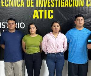Cuatro agentes de la Policía Nacional, señalados por su presunta participación en un caso de abuso contra una joven que se encontraba detenida en una celda policial en El Progreso, departamento de Yoro. Un juez y dictó detención judicial.