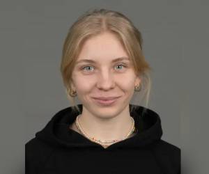 Entre sangre, la patinadora Kamila Sellier fue evacuada de emergencia tras un impacto que le provocó una fractura en el rostro.