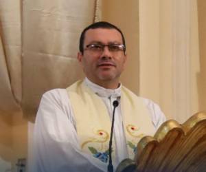 El padre Carlo Magno hizo un llamado a la población hondureña.