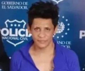 Un hondureño fue capturado en San Salvador tras denuncias y videos que lo muestran haciendo señas de pandillas.