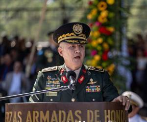 Junto a otros 27 oficiales, Roosevelt Hernández, se retira de las Fuerzas Armadas bajo fuertes cuestionamientos por su gestión y dejando una oficialidad dividida.