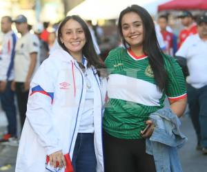 Aficionadas de Olimpia y Marathón se hacen presentes al estadio Nacional.