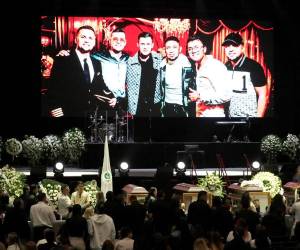 Los restos del cantante Yeison Jiménez y quienes lo acompañaban en la aeronave en la que se accidentó, reciben un homenaje póstumo en el Movistar Arena en Bogotá.