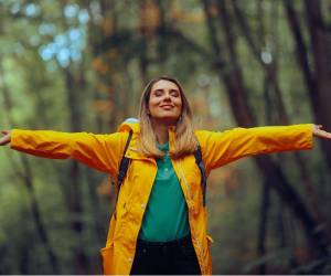 Otro estudio de la Universidad de Mánchester concluyó que los pacientes vinculan la ecoterapia con hitos de aprendizaje emocional; para muchos, el entorno natural es la herramienta ideal para procesar el dolor y soltar experiencias traumáticas.