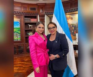 Cesia Sáenz durante su primera reunión con la presidenta Xiomara Castro.