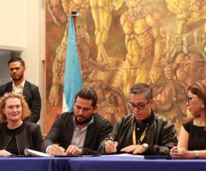 El convenio interinstitucional fue suscrito por el subsecretario de Inversiones y Proyectos de la Sesal, José Castillo y por el rector de la UNAH, Odir Fernández.