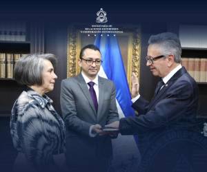La canciller Mireya Agüero juramentó este viernes a Roberto Flores Bermúdez como embajador de Honduras ante Estados Unidos.