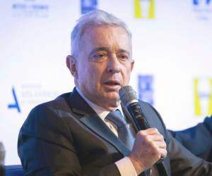 Álvaro Uribe fue citado por investigación de masacres en Colombia.