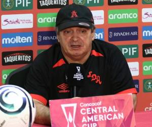 Óscar Ramírez cree que una jugada de balón parado puede definir el partido.