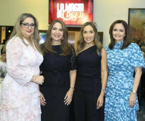 Gabriela Villafranca con María Lourdes Montalván, Karla de Villar y Romina de Bueso.