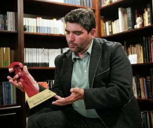 El poeta hondureño Rolando Kattan recibió el Premio Nacional Malinalli, otorgado por la Universidad Juárez Autónoma de Tabasco.