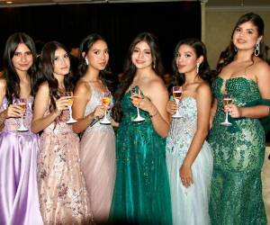 La jornada dio inicio a las 7:30 de la noche, con el salón ya repleto de familiares y amigos que esperaban recibir a los graduandos.