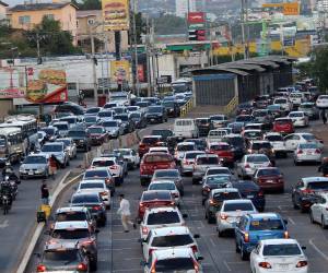 El crecimiento del parque vehicular y la llegada de automotores de municipios vecinos generan más tráfico en la capital.