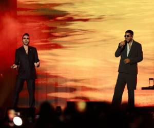 Prince Royce y Romeo Santos sorprendieron al llegar juntos en camioneta sobre el escenario para deleitar a su público.