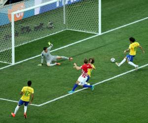 El 12 de junio de 2014 en la que se observa al defensa brasileño Marcelo Vieira (2d) al marcar un gol en propia puerta durante el partido inaugural del Mundial de Fútbol de Brasil 2014 entre Brasil y Croacia en el estadio Arena de São Paulo. Esta cifra forma parte de las 2,720 anotaciones totales en la historia de la competición, lo que representa un poco menos del 2 % de los tantos.