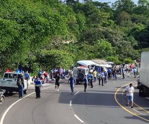 Los lesionados están siendo trasladados a centros asistenciales, mientras autoridades intentan determinar cuántas son las víctimas mortales.