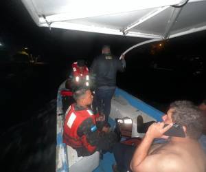 Equipos de búsqueda continuaban rastreando la zona la noche de este lunes.