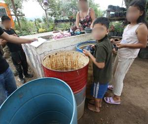 Mariela y su familia deben almacenar el agua que consiguen para enfrentar los períodos sin suministro en la colonia José Trinidad Cabañas. Cada recipiente forma parte de la reserva para las necesidades del hogar.