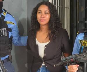 La Policía Nacional capturó a La Morena, mujer que extorsionaba en Yoro y San Pedro Sula haciéndose pasar como una integrante de la estructura criminal Cártel del Diablo. Más detalles a continuación.