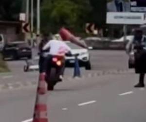 El polémico momento quedó capturado en un video, que, posteriormente, se viralizó en redes sociales. La secuencia generó debate sobre si la acción tomada por el agente era la más adecuada.