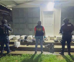 Los equipos de la Policía Nacional interceptaron la cisterna en El Progreso, Yoro donde incautaron 60 paquetes de droga y fueron capturadas tres personas.