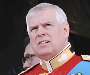 Cuando el rey Carlos retiró los títulos a su hermano Andrés en octubre de 2025, la decisión pareció fulminante. Sin embargo, dentro de la familia real había quien ya había tomado esa distancia mucho antes, sin comunicados ni gestos públicos. Un biógrafo real lo confirma ahora con episodios concretos.