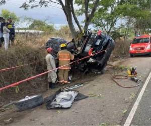 El vehículo quedó atrapado en un árbol; así fue el brutal accidente que dejó dos personas muertas y tres heridas en Jutiquile, Juticalpa, Olancho.
