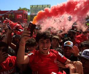 Canadá agregó este domingo un nuevo capitulo a su mejor historia de participaciones en los mundiales al eliminar a Sudáfrica por 0-1 con un gol en los 92 minutos y avanzar a los octavos de final, donde se citará con Países Bajos o Marruecos. Ante los resultados, los aficionados se unieron en una gran celebración en las principales calles del país. A continuación las imágenes.