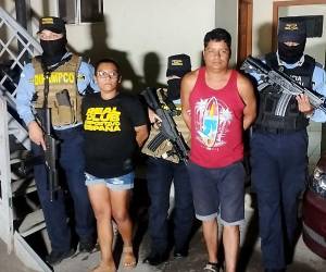 Libretas de ahorro, dinero en efectivo y bolsas con presunta cocaína, fue lo que encontraron agentes de la Dirección Policial Anti Maras y Pandillas Contra el Crimen Organizado (DIPAMPCO) cuando detuvieron a Ruth Dalila Martínez Maya, de 27 años, alias La Nena, señalada de ser la administradora financiera del Cartel del Diablo en el departamento de Yoro.