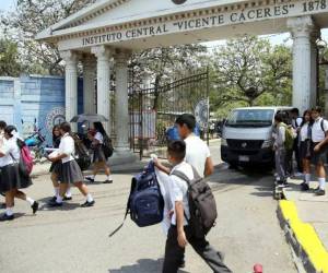 Los estudiantes de educación media (de décimo a duodécimo grado) tendrán diferentes opciones para avanzar al siguiente año escolar aún si no aprueban la recuperación.