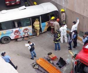 El bus rapidito cayó de un puente a desnivel, a inmediaciones de la UNAH.