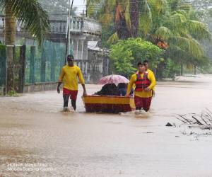 Hasta en lanchas fueron rescatadas algunas familias en la zona atlántica del país.