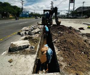 La intervención se realiza a la altura de la Texaco Nuevo Mundo, tras los daños que provocaban constantes rebalses de aguas residuales en el sector.