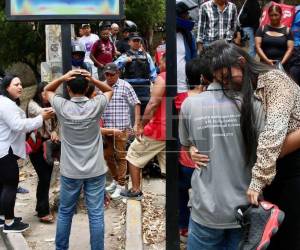 Un accidente se registró en la calle Los Alcaldes, a unos metros de un centro comercial de Tegucigalpa, luego que un motociclista quedara muy herido tras evitar atropellar una persona. Estos son los detalles del hecho.
