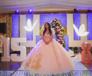 Alison Munguía celebró sus quince años con una fiesta al estilo princesa de cuentos de hadas en el Colegio de Abogados de Juticalpa, Olancho.