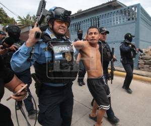 Uno de los supuestos integrantes de estructuras criminales señalados de intimidar a pobladores de la colonia Villa Nueva, en Tegucigalpa, fue capturado por las autoridades, luego del desplazamiento forzado de varias familias de la zona.