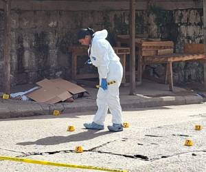 Equipos de Inspecciones Oculares de la Dirección Policial de Investigaciones (DPI) levantaron evidencias en la escena del crimen, las que contribuirán para identificar a los responsables del sangriento hecho.