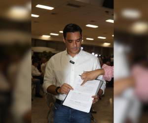 El diputado nacionalista Kilvet Bertrand recibió la propuesta de Defensores de Honduras por la Democracia.