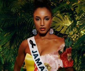 La representante de Jamaica en Miss Universo permanece ingresada en cuidados intensivos tras precipitarse del escenario durante la ronda preliminar del certamen el 19 de noviembre.