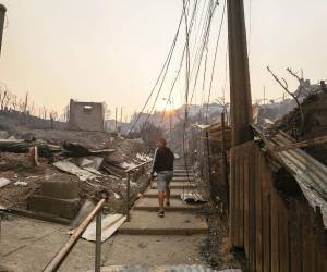 El amanecer revela la magnitud del desastre en el sur de Chile, con extensas áreas calcinadas tras los incendios forestales que ya dejan 16 víctimas mortales.